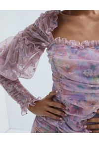 For Love & Lemons - FOR LOVE & LEMONS - Fioletowa sukienka mini Imani. Kolor: różowy, wielokolorowy, fioletowy. Długość rękawa: długi rękaw. Wzór: kwiaty. Długość: mini #4
