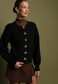 Born2be - Czarny Kardigan z Wiskozą z Ozdobnymi Napami i Bufiastymi Rękawami Acallte. Okazja: do pracy. Kolor: czarny. Materiał: wiskoza. Styl: elegancki, klasyczny #1