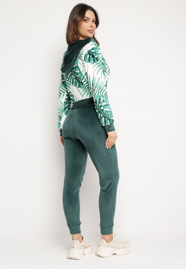Born2be - Ciemnozielony Komplet Dresowy z Weluru Bluza z Kapturem z Ozdobnym Wzorem i Spodnie Grouvia. Kolor: zielony. Materiał: dresówka, welur