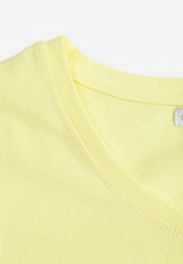 Renee - Żółty T-shirt Naerothee. Kolor: żółty. Materiał: bawełna. Długość rękawa: krótki rękaw. Długość: krótkie. Wzór: aplikacja, jednolity, gładki. Styl: klasyczny