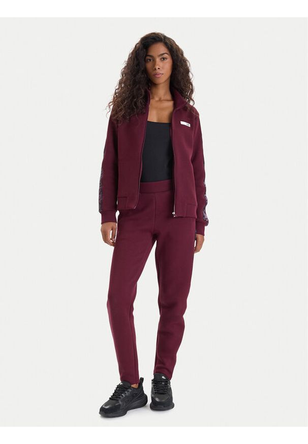 EA7 Emporio Armani Dres 7W000680 AF13151 M5064 Bordowy Regular Fit. Kolor: czerwony. Materiał: syntetyk