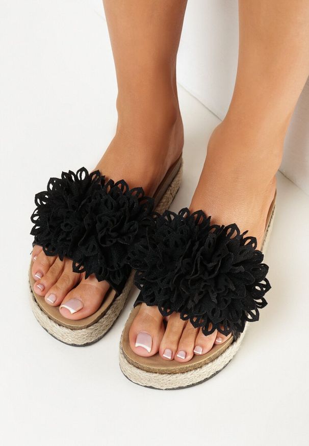 Born2be - Czarne Klapki na Korkowej platformie z Plecionką Ozdobione Kwiatem Kairna. Kolor: czarny. Wzór: aplikacja, kwiaty. Obcas: na platformie. Styl: boho