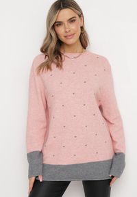 Born2be - Różowy Luźny Sweter w Kropki Alynnia. Kolor: różowy. Materiał: tkanina, dzianina. Długość rękawa: długi rękaw. Długość: długie. Wzór: kropki. Styl: klasyczny #1