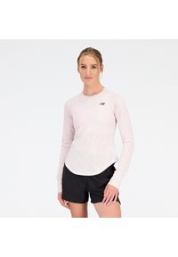 Koszulka damska New Balance WT31282SOI – różowa. Kolor: różowy. Materiał: poliester. Długość rękawa: krótki rękaw. Długość: długie. Sport: fitness
