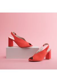 Wittchen - Damskie sandały zamszowe na słupku z gumką czerwone. Zapięcie: pasek. Kolor: czerwony. Materiał: zamsz, skóra. Szerokość cholewki: normalna. Obcas: na słupku. Styl: wizytowy. Wysokość obcasa: średni #7