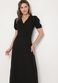 Born2be - Czarna Sukienka Rozkloszowana z Trójkątnym Dekoltem Efralinae. Okazja: na imprezę, na spacer. Kolor: czarny. Sezon: lato. Typ sukienki: rozkloszowane. Styl: elegancki, klasyczny #3