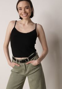 Born2be - Czarny Bawełniany Top Bieliźniany z Koronką na Regulowanych Ramiączkach Beralisa. Okazja: na co dzień. Kolor: czarny. Materiał: bawełna, koronka. Długość rękawa: na ramiączkach. Wzór: koronka. Sezon: zima, jesień. Styl: casual, klasyczny #8