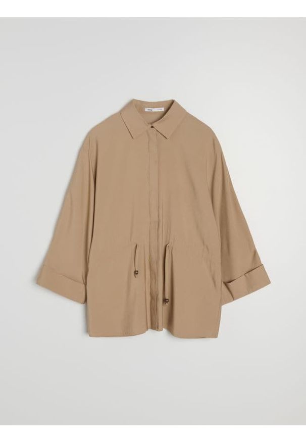 Sinsay - Wiskozowa koszula ze ściągaczem w talii - beżowy. Kolor: beżowy. Materiał: wiskoza