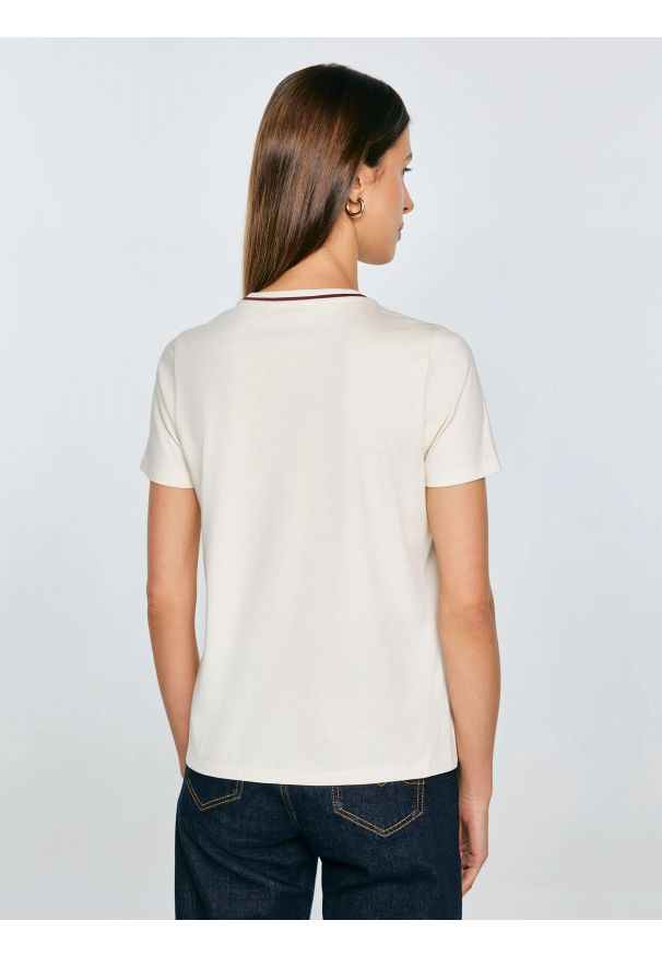 Big-Star - Koszulka damska z haftem na piersi kremowa Lemorse 103. Okazja: na co dzień. Kolor: biały. Materiał: dzianina. Wzór: haft. Styl: casual, elegancki