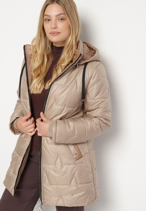 Born2be - Ciemnobeżowa Pikowana Kurtka o Prostym Kroju z Kapturem Nileria. Okazja: na co dzień, do pracy, na spotkanie biznesowe. Typ kołnierza: kaptur. Kolekcja: plus size. Kolor: beżowy. Materiał: jeans, dzianina, poliester. Styl: casual, biznesowy