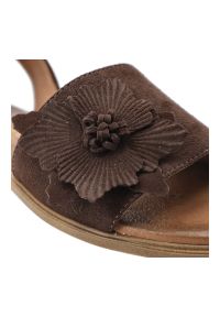 Sandały damskie Armodo, cholewka ze skóry naturalnej zamszowej odkryta konstrukcja z szerokim pasem ozdobnym motywem kwiatowym stabilna niska podeszw. Okazja: na co dzień. Zapięcie: pasek. Kolor: brązowy. Wzór: kwiaty. Materiał: zamsz, skóra. Sezon: lato. Obcas: na obcasie. Styl: casual, elegancki. Wysokość obcasa: niski #5