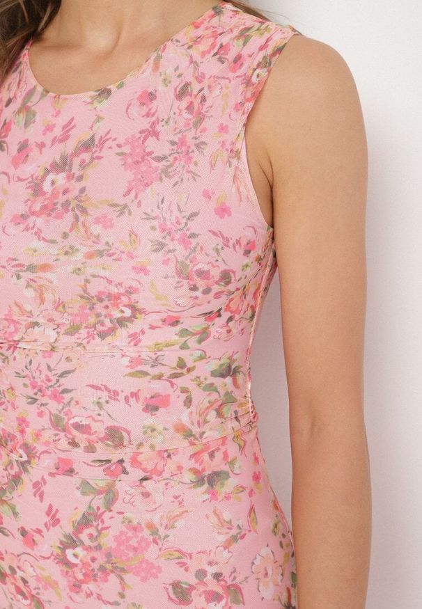 Born2be - Różowa Koktajlowa Taliowana Sukienka w Kwiaty z Wiskozową Podszewką Lidra. Okazja: na wesele, na co dzień, na ślub cywilny, na imprezę. Kolor: różowy. Materiał: wiskoza. Wzór: kwiaty. Styl: wizytowy