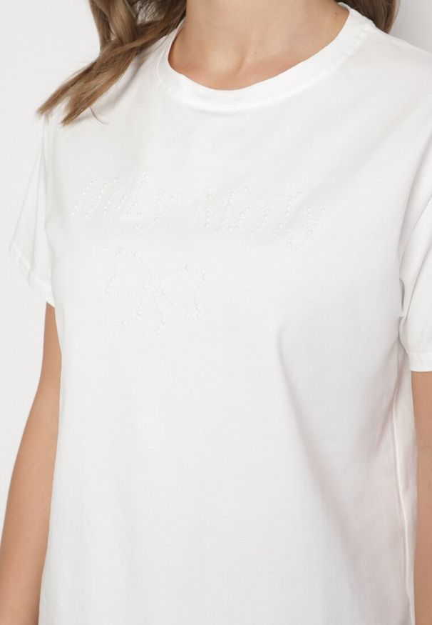 Born2be - Biała Bawełniana Bluzka z Napisem i Kokardą Tinala. Typ kołnierza: kokarda. Kolor: biały. Materiał: bawełna. Długość rękawa: krótki rękaw. Długość: krótkie. Wzór: napisy