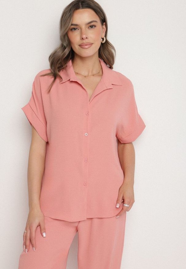 Born2be - Różowy Komplet Koszula z Krótkim Rękawem i Szerokie Spodnie Maralissa. Kolor: różowy