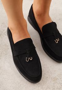 Renee - Czarne Mokasyny z Imitacji Zamszu Zdobione Zawieszką i Przeszyciem Aezoris. Okazja: na co dzień. Kolor: czarny. Materiał: zamsz. Wzór: aplikacja. Styl: casual, elegancki #3