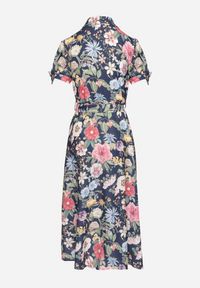 Born2be - Granatowa Rozkloszowana Sukienka o Koszulowym Kroju z Paskiem w Kwiatowy Wzór Fevelorine. Okazja: na co dzień. Kolor: niebieski. Wzór: kwiaty. Typ sukienki: koszulowe. Styl: casual #6