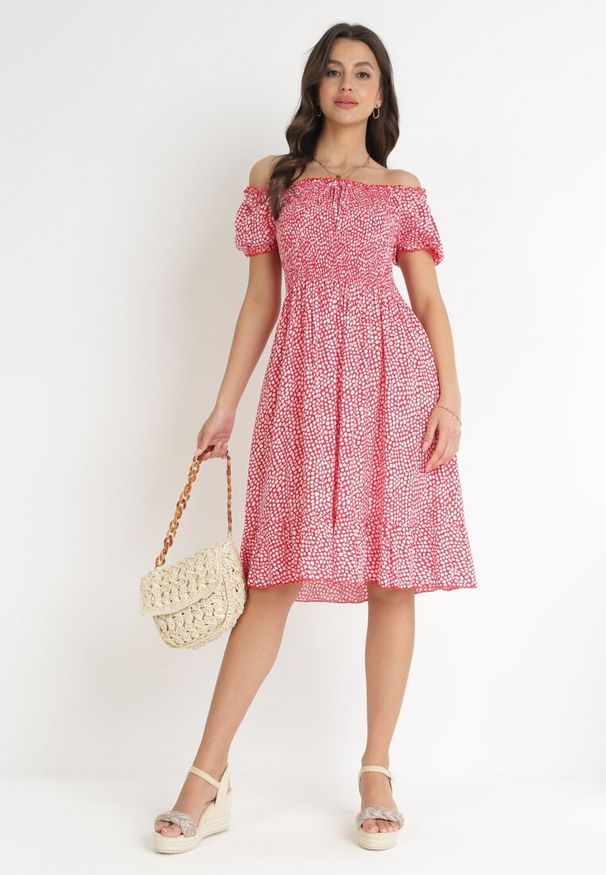 Born2be - Czerwona Bawełniana Sukienka Hiszpanka w Kwiatki Rutani. Okazja: na imprezę. Typ kołnierza: dekolt hiszpanka. Kolor: czerwony. Materiał: bawełna. Wzór: kwiaty. Sezon: lato. Styl: elegancki