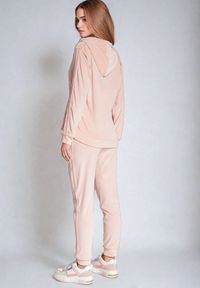 Born2be - Jasnoróżowy Welurowy Komplet Dresowy Randrea. Kolor: różowy. Materiał: dresówka, welur #4