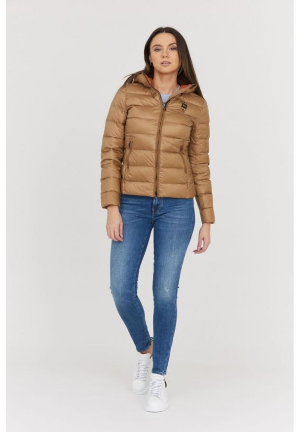 Blauer USA - BLAUER Brązowa puchowa kurtka z kapturem Claudia fashion down jacket with hood. Typ kołnierza: kaptur. Kolor: brązowy. Materiał: puch
