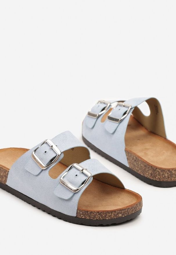 Born2be - Jasnoniebieskie Klapki na Korkowej Podeszwie z Ozdobnymi Klamrami Tosmelle. Okazja: na co dzień. Kolor: niebieski. Wzór: aplikacja. Sezon: lato. Styl: elegancki, casual