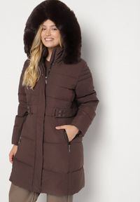 Born2be - Brązowa Pikowana Kurtka z Kapturem z Futrem i Paskiem w Talii Acendria. Okazja: na co dzień. Typ kołnierza: kaptur. Kolekcja: plus size. Kolor: brązowy. Materiał: futro. Styl: casual, klasyczny #1