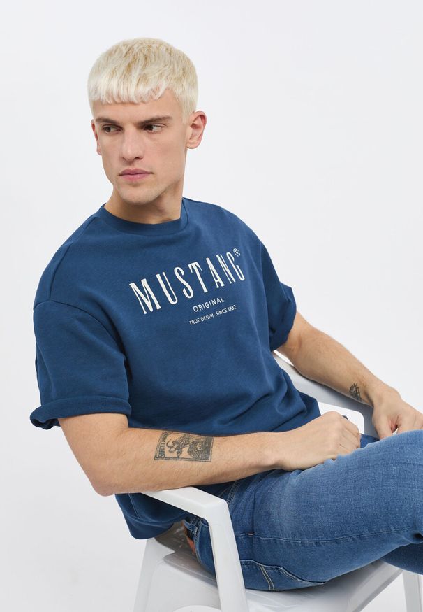 Mustang - MUSTANG BEN CREWNECK SSLEEVE MĘSKA BLUZA Z KRÓTKIM RĘKAWEM INSIGNIA BLUE 1013870 5230. Długość rękawa: krótki rękaw. Długość: krótkie