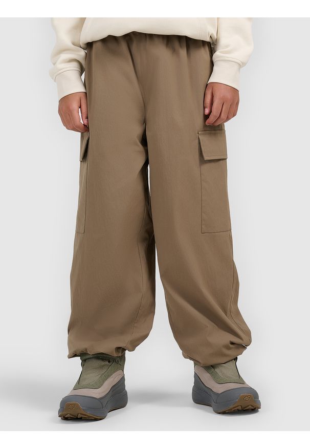 4f - 4F Spodnie casual cargo chłopięce - brązowe 146/152 (10-12 lat). Okazja: na co dzień. Kolor: brązowy. Materiał: tkanina. Sezon: lato. Styl: casual