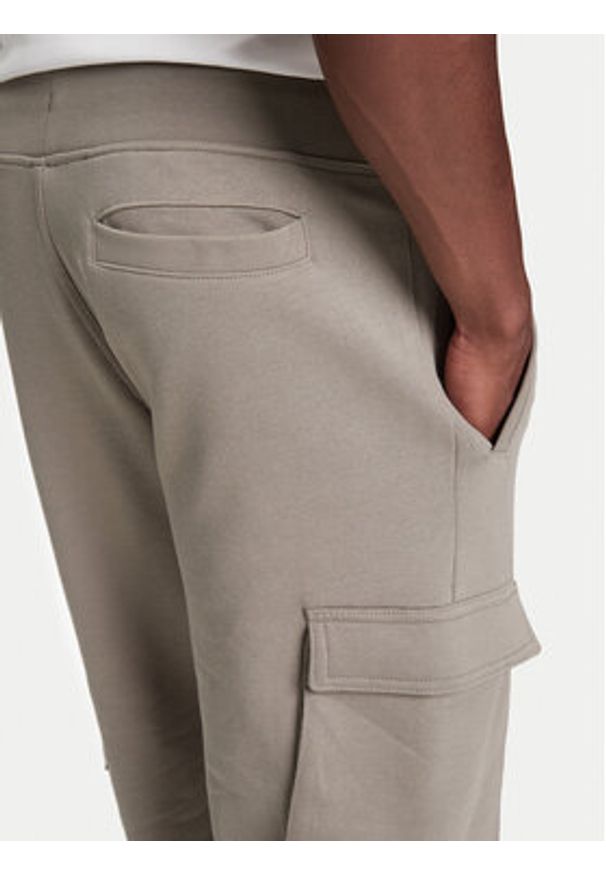 Guess Spodnie dresowe Z4YB08 KAIJ1 Khaki Regular Fit. Kolor: brązowy. Materiał: bawełna