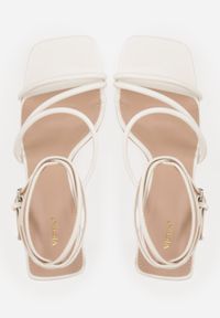 Renee - Białe Sandały na Klepsydrowej Szpilce Ozdobione Kwadratowym Noskiem Augurs. Okazja: na imprezę, na co dzień. Zapięcie: pasek. Kolor: biały. Materiał: satyna. Wzór: aplikacja. Obcas: na obcasie. Styl: casual. Wysokość obcasa: średni #4