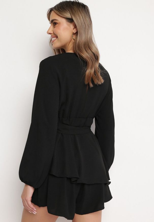 Born2be - Czarna Kopertowa Sukienka Kombinezon Mini z Falbanką Bomina. Kolor: czarny. Materiał: materiał