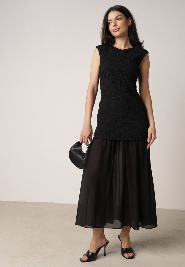 Born2be - Czarna Sukienka Ażurowa z Usztywnioną Linią Ramion i Przezroczystym Dołem Semiriel. Kolor: czarny. Materiał: zamsz. Wzór: ażurowy. Styl: elegancki, klasyczny