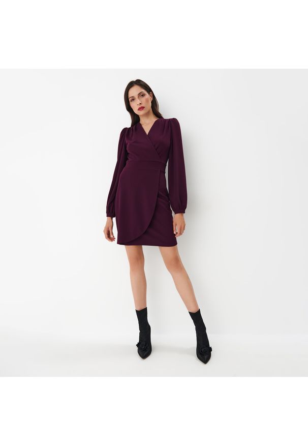 Mohito - Kopertowa sukienka mini - Fioletowy. Kolor: fioletowy. Typ sukienki: kopertowe. Długość: mini