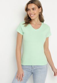 Born2be - Zielony Bawełniany T-shirt z Dekoltem w Serek Nusarisa. Okazja: na co dzień. Typ kołnierza: dekolt w serek. Kolor: zielony. Materiał: bawełna. Styl: casual #4