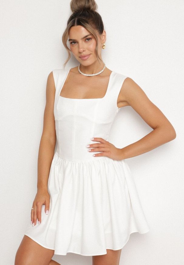 Born2be - Biała Rozkloszowana Sukienka Ozdobiona Kwadratowym Dekoltem Halelira. Okazja: na co dzień. Typ kołnierza: dekolt kwadratowy. Kolor: biały. Wzór: aplikacja. Typ sukienki: rozkloszowane, proste. Styl: klasyczny, casual, elegancki