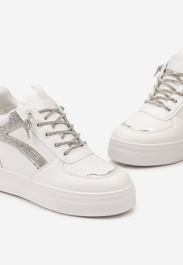 Born2be - Białe Sneakersy na Ukrytym Koturnie z Perforacją i Cyrkoniami Glowenna. Kolor: biały. Obcas: na koturnie