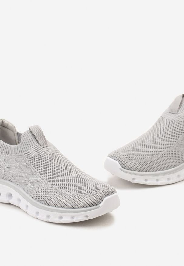 Born2be - Szare Buty Sportowe z Wycięciami na Podeszwie i Elastyczną Cholewką Drakia. Okazja: na co dzień, na spotkanie biznesowe, do pracy. Kolor: szary. Materiał: jeans. Szerokość cholewki: normalna