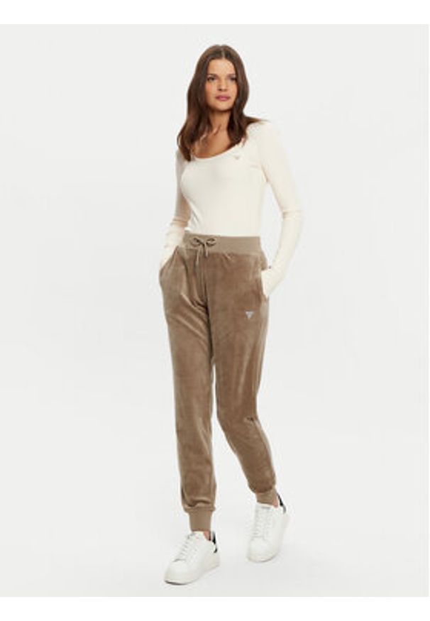 Guess Spodnie dresowe V3BB27 KBXI2 Brązowy Regular Fit. Kolor: brązowy. Materiał: syntetyk