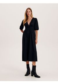 Reserved - Sukienka z węzłem przy dekolcie - czarny. Kolor: czarny. Materiał: bawełna