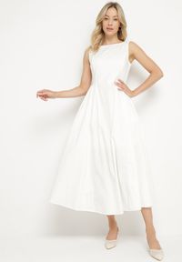 Born2be - Biała Sukienka Bawełniana o Rozkloszowanym Fasonie z Dekoltem Łódką i Kieszeniami Elenira. Typ kołnierza: dekolt w łódkę. Kolor: biały. Materiał: bawełna. Typ sukienki: rozkloszowane. Styl: elegancki #4