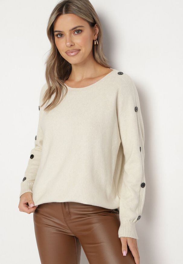 Born2be - Jasnobeżowy Sweter z Dodatkiem Bawełny i Wiskozy z Guzikami na Rękawach Ciasine. Okazja: na co dzień. Kolekcja: plus size. Kolor: beżowy. Materiał: bawełna, wiskoza. Długość rękawa: długi rękaw. Długość: długie. Styl: casual
