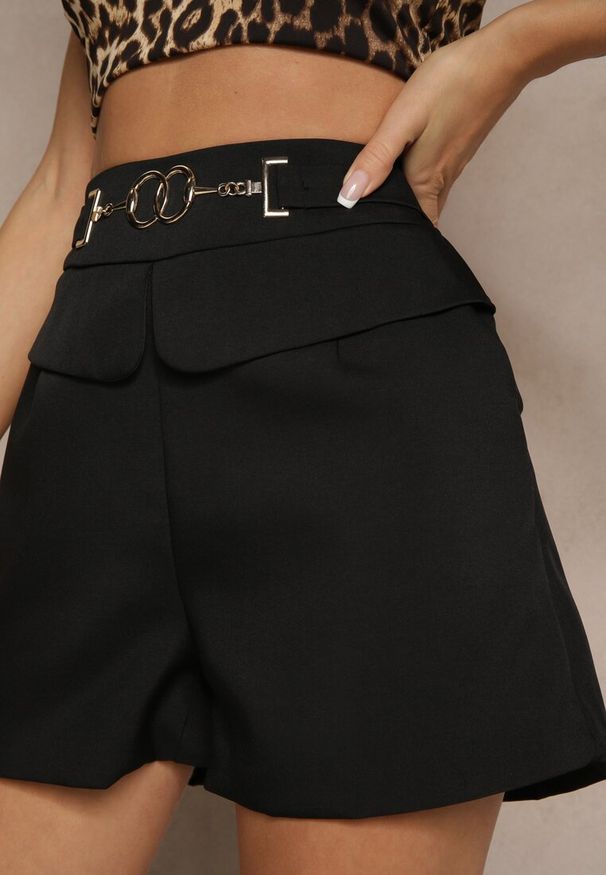 Renee - Czarne Eleganckie Szorty High Waist z Wiskozy Zdobione Metaliczną Aplikacją Zilene. Okazja: na spotkanie biznesowe, do pracy. Stan: podwyższony. Kolor: czarny. Materiał: wiskoza. Wzór: aplikacja. Styl: elegancki