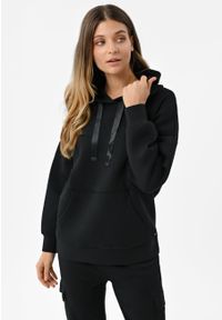 Volcano - Czarna bluza z kapturem B-AMBER. Okazja: na co dzień. Typ kołnierza: kaptur. Kolor: czarny. Materiał: elastan, materiał, poliamid, wiskoza, dresówka, jeans. Wzór: aplikacja. Styl: casual, sportowy