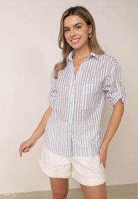 Born2be - Jasnoniebieska Bawełniana Koszula w Paski z Regulacją przy Rękawach Cecalin. Okazja: na co dzień. Kolor: niebieski. Materiał: bawełna. Wzór: paski. Styl: elegancki, casual #1