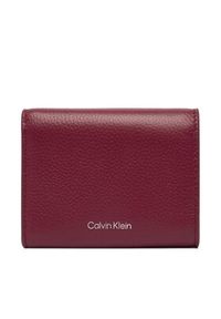 Calvin Klein Portfel Emblem Hw Pebble Trifold W/Zip LV04F1128G Bordowy. Kolor: czerwony. Materiał: skóra #3