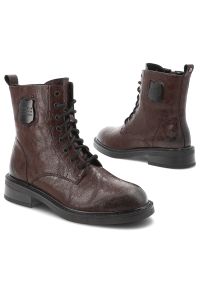 Brązowe Botki Maciejka Stylowe Skórzane Buty Damskie. Okazja: na co dzień. Kolor: brązowy. Materiał: skóra. Szerokość cholewki: normalna. Wzór: aplikacja, napisy. Styl: elegancki #7