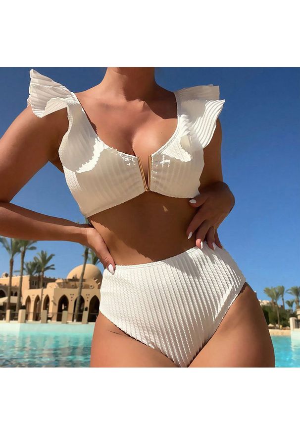 Intica - Dwuczęściowy strój kąpielowy z falbaną na ramiączkach Shtelijana. Kolor: biały. Materiał: materiał