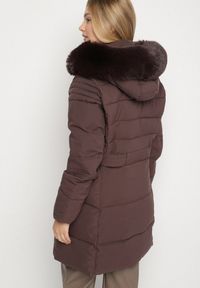 Born2be - Brązowa Pikowana Kurtka z Kapturem z Futrem i Paskiem w Talii Acendria. Okazja: na co dzień. Typ kołnierza: kaptur. Kolekcja: plus size. Kolor: brązowy. Materiał: futro. Styl: klasyczny, casual