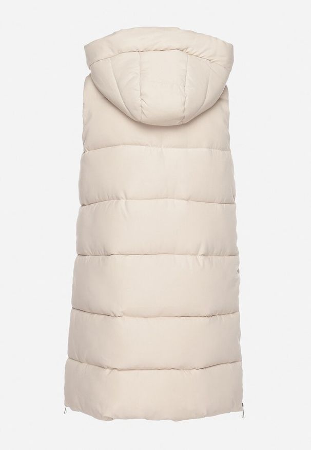 Born2be - Jasnobeżowa Kamizelka o Długim Kroju Pikowana z Nieodpinanym Kapturem Celinesta. Kolor: beżowy. Długość: długie. Wzór: aplikacja