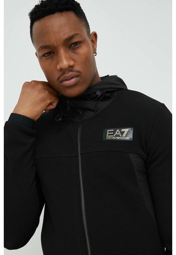 EA7 Emporio Armani bluza męska kolor czarny z kapturem z aplikacją. Typ kołnierza: kaptur. Kolor: czarny. Wzór: aplikacja