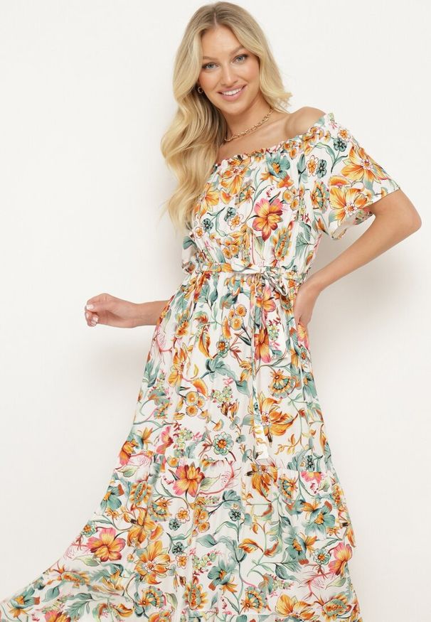 Born2be - Biało-Pomarańczowa Sukienka z Hiszpańskim Dekoltem z Wiązanym Paskiem w Kwiaty z Bawełny Rissanique. Okazja: na co dzień. Kolor: biały. Materiał: bawełna. Wzór: kwiaty. Sezon: lato. Typ sukienki: rozkloszowane. Styl: casual, elegancki